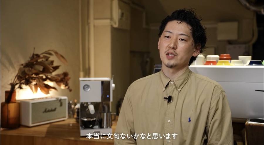 ELEPHANT COFFEE 店内でインタビューに答える今村義則様